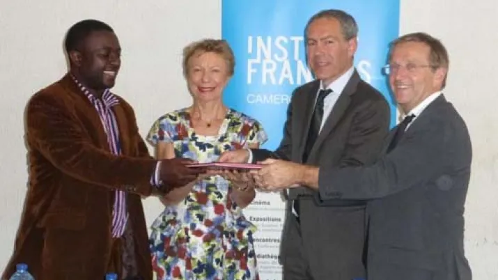 Signature des deux subventions à l’Institut français du Cameroun à Yaoundé en présence de M. François-Xavier DUPORGE, Secrétaire Général du Fonds Français pour l’Environnement Mondial (FFEM), de M. Hervé CONAN, Directeur de l’Agence Française de Développement à Yaoundé, et de SE. Mme Christine Robichon, Ambassadrice de France au Cameroun