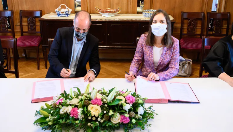 Signature Convention CPH1042