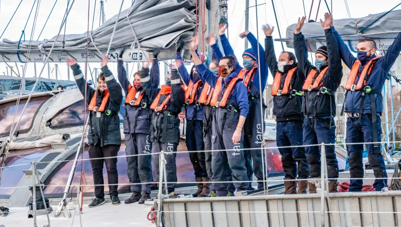Départ Lorient equipage salue depuis Tara